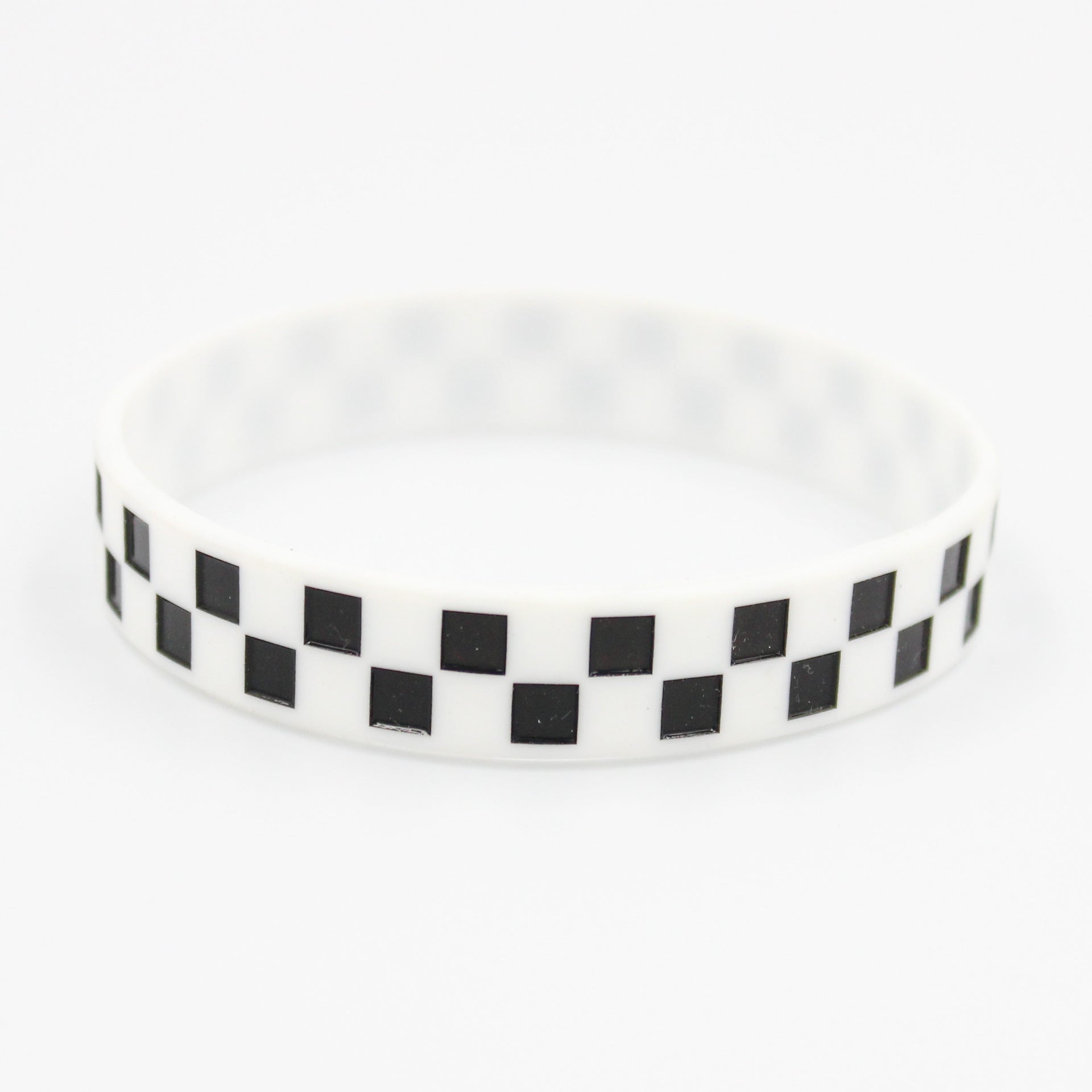 Patrón de cóncavos al por mayor que llena la pulsera de silicona de la cuadrícula en blanco y negro